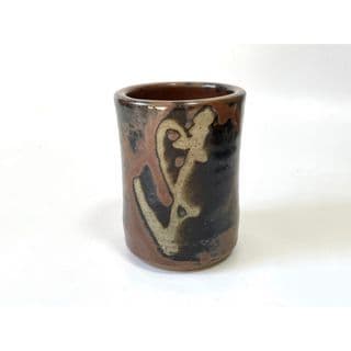 陶器製の抽象模様カップ