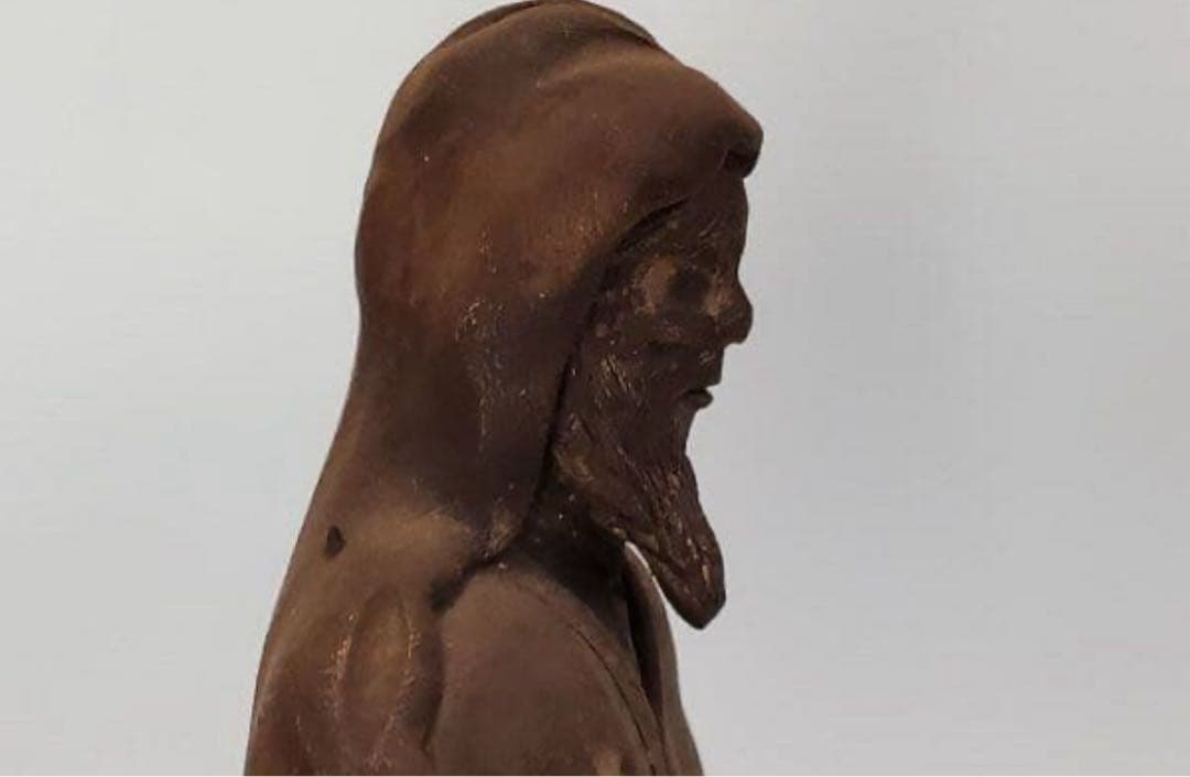 座っている老人の陶器の像　 7.5×10.5×4.5センチ No.92