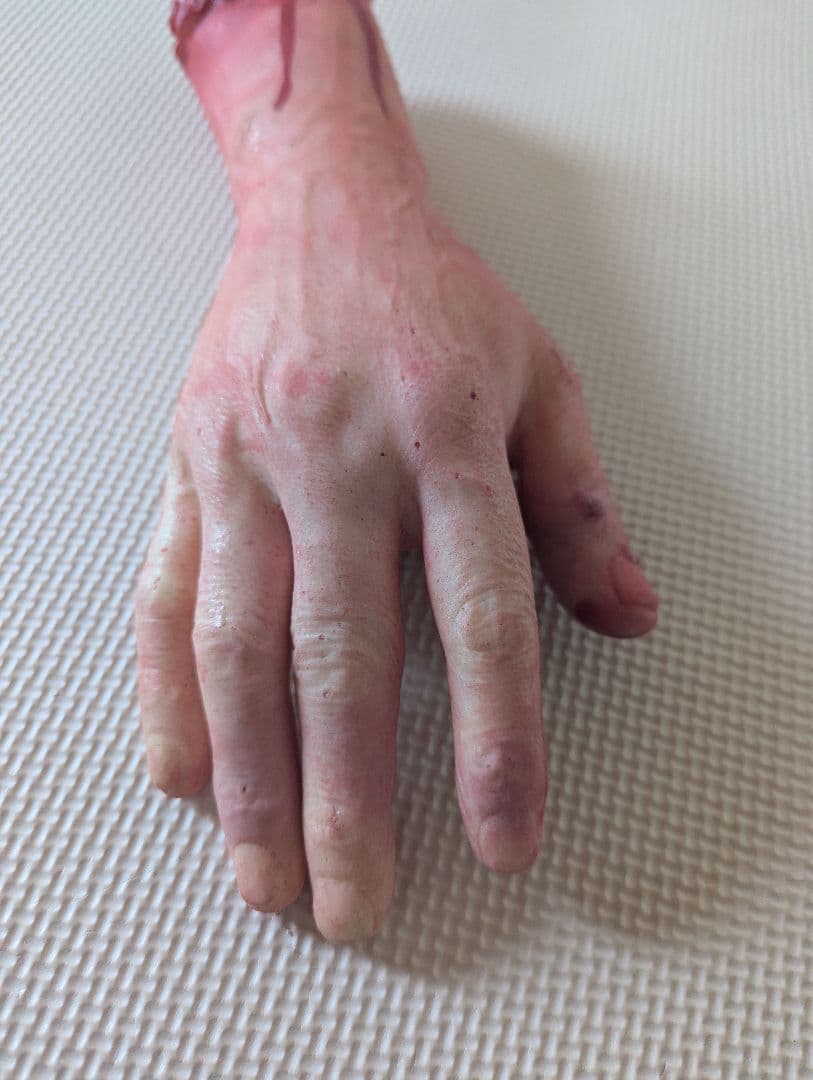 ホラー フィギュア リアルな手