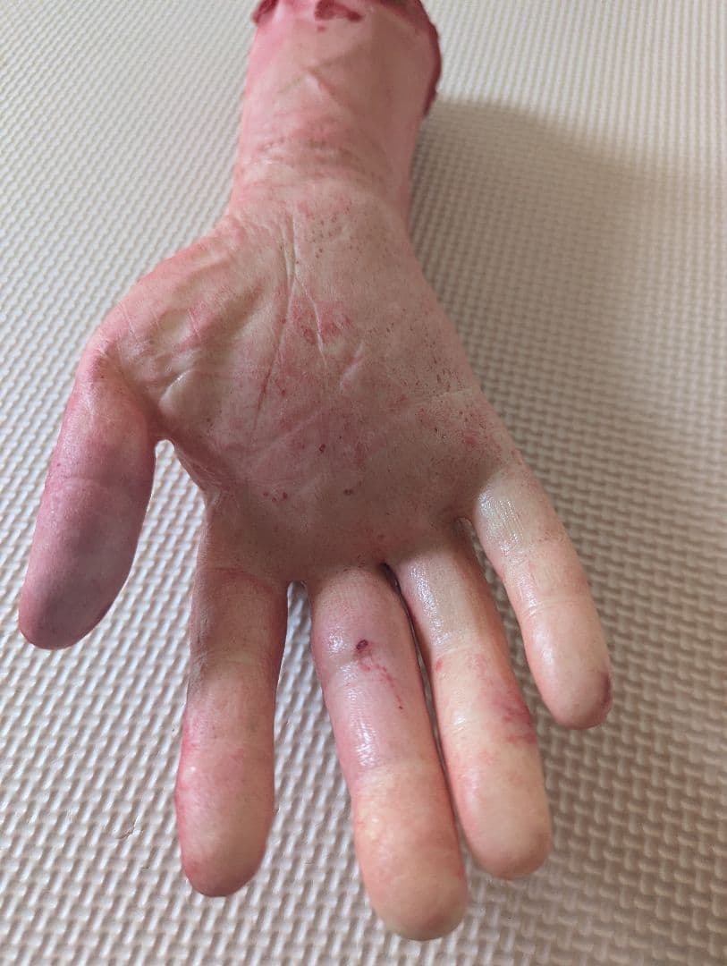 ホラー フィギュア リアルな手