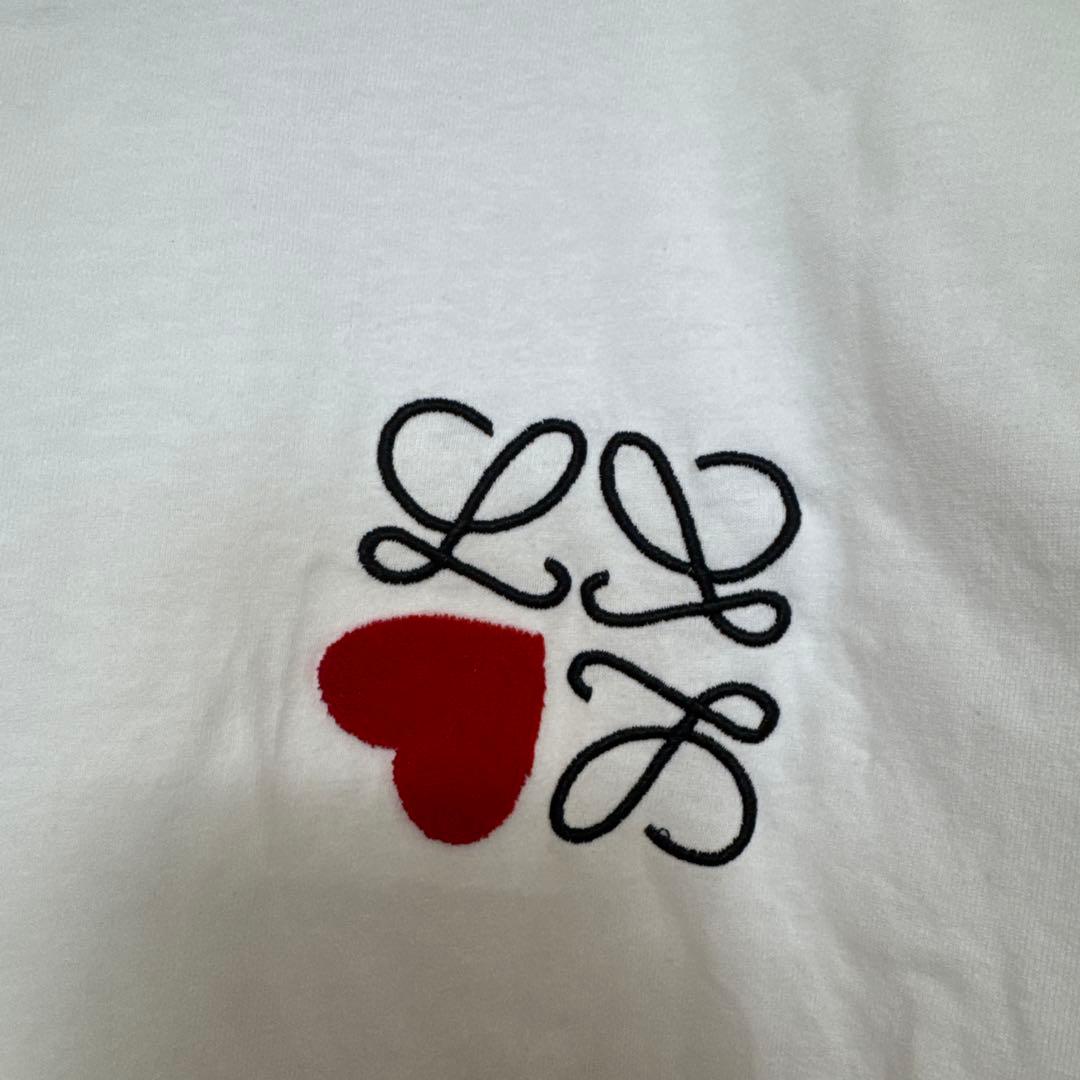 LOEWEのロゴ入りホワイトTシャツ