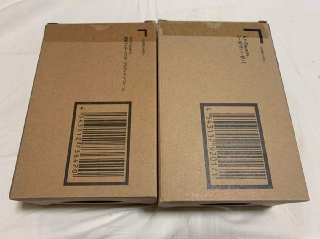 【美品】フィギュアーツ真骨彫仮面ライダークウガアルティメット&ン・ダグバ・ゼバ