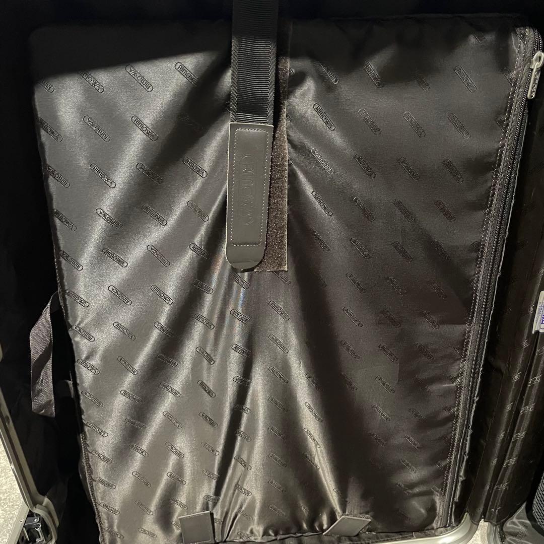 リモワ　大型シルバーキャリーケース