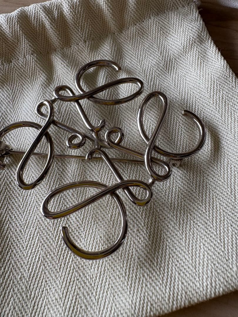 ロエベ LOEWE★アナグラム ブローチ ピンバッジ シルバー系