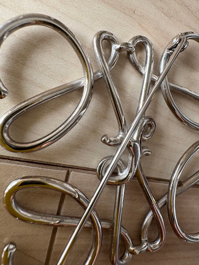 ロエベ LOEWE★アナグラム ブローチ ピンバッジ シルバー系