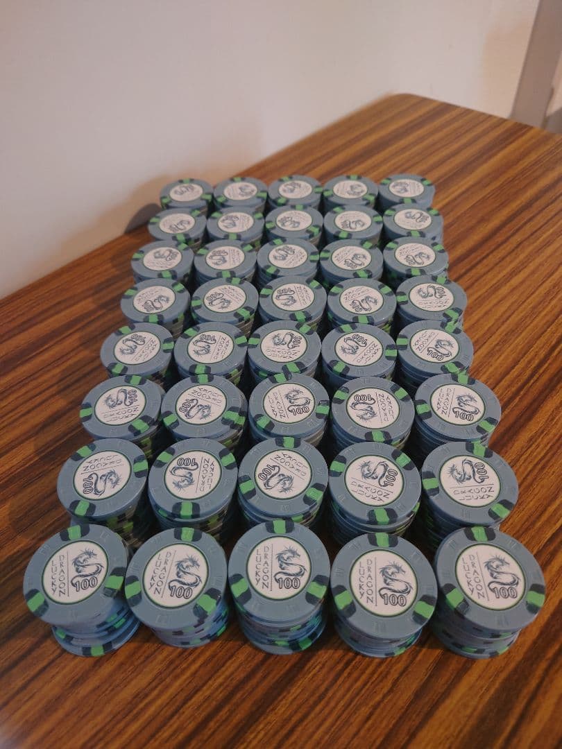ポーカー　ゲーム用チップ　９００枚セット※ポーカーに必要なおまけ付き