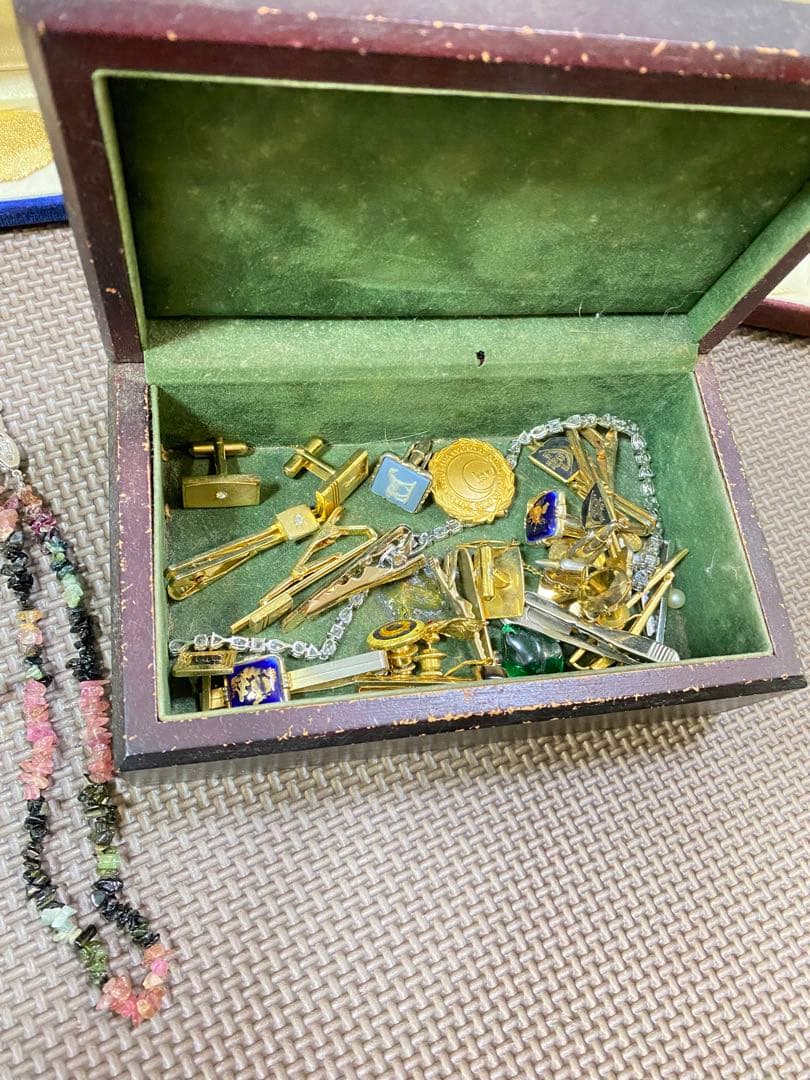ジュエリー、ブローチ、ネクタイピン、メダルのコレクション。