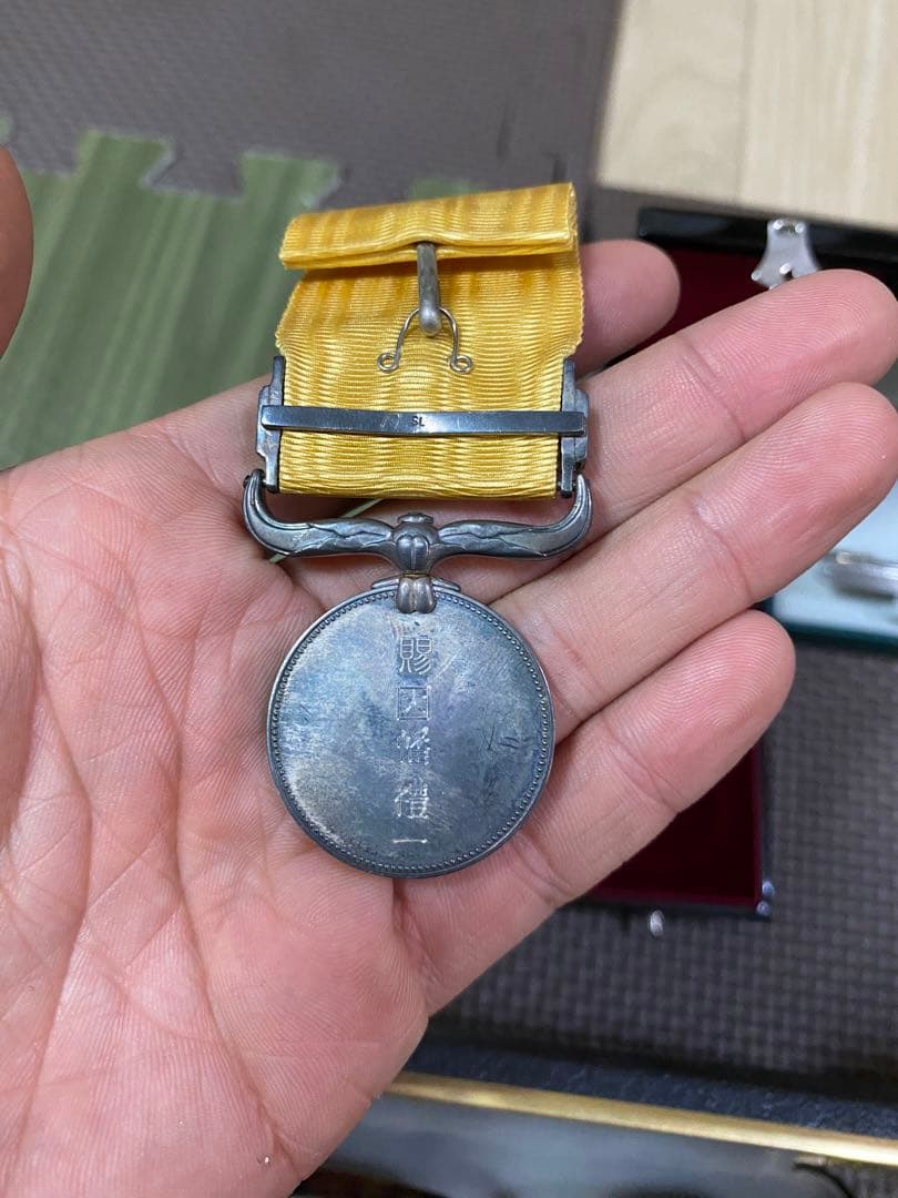 ジュエリー、ブローチ、ネクタイピン、メダルのコレクション。