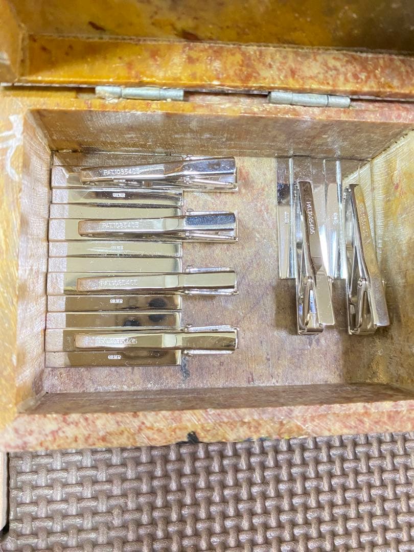 ジュエリー、ブローチ、ネクタイピン、メダルのコレクション。