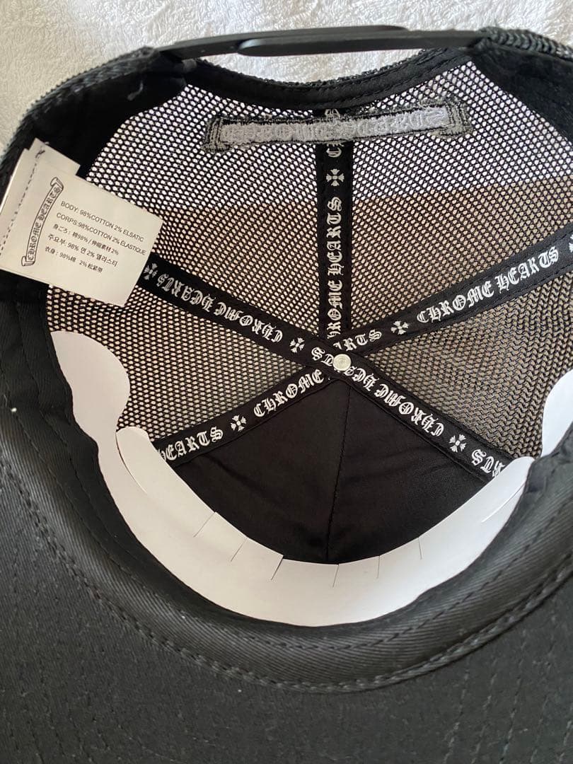 ブラッククロスモチーフトラッカーキャップ