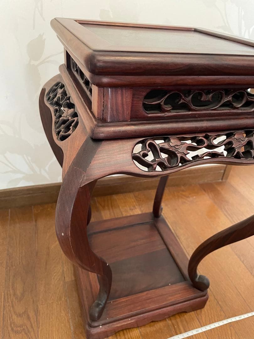 木製彫刻サイドテーブル　飾り棚　彫刻　唐木無垢材 猫脚 透かし彫刻彫り 高卓