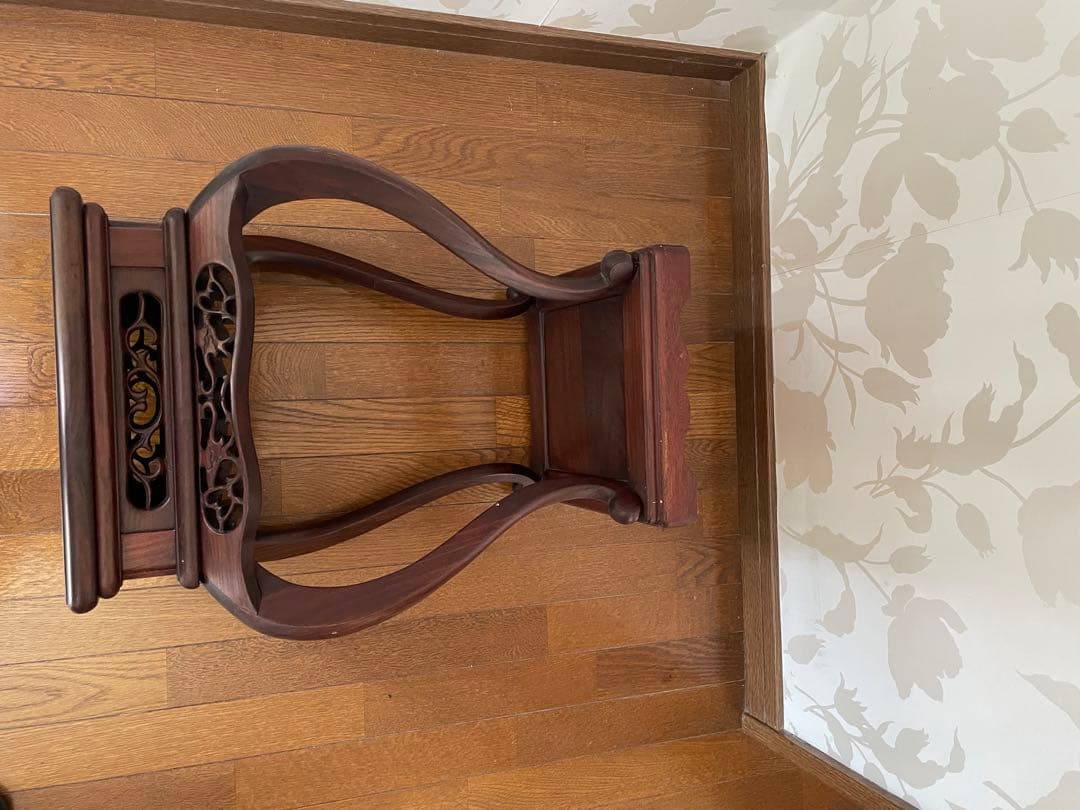 木製彫刻サイドテーブル　飾り棚　彫刻　唐木無垢材 猫脚 透かし彫刻彫り 高卓