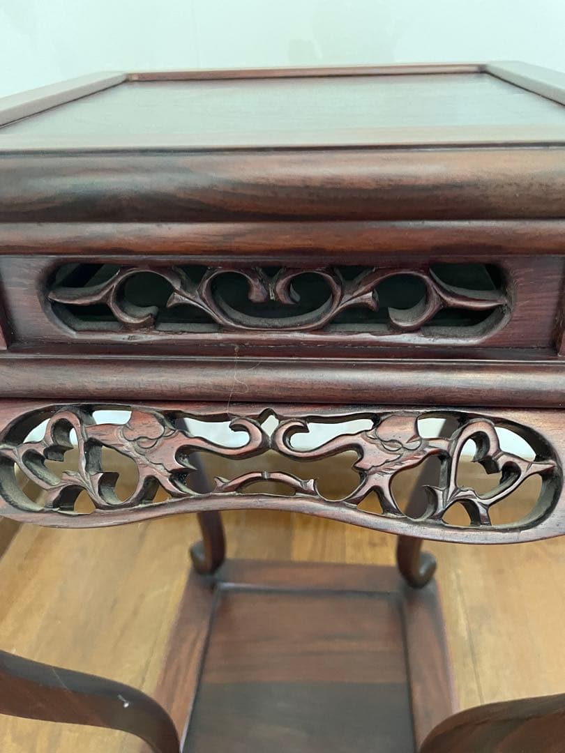 木製彫刻サイドテーブル　飾り棚　彫刻　唐木無垢材 猫脚 透かし彫刻彫り 高卓