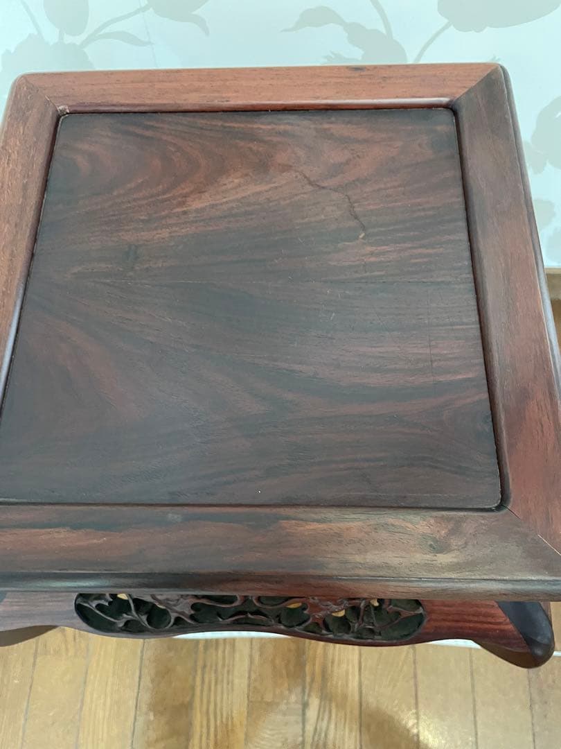 木製彫刻サイドテーブル　飾り棚　彫刻　唐木無垢材 猫脚 透かし彫刻彫り 高卓