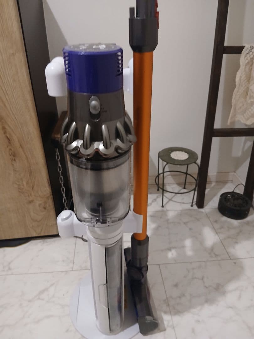 ダイソンSV12 コードレスクリーナー スタンド付き