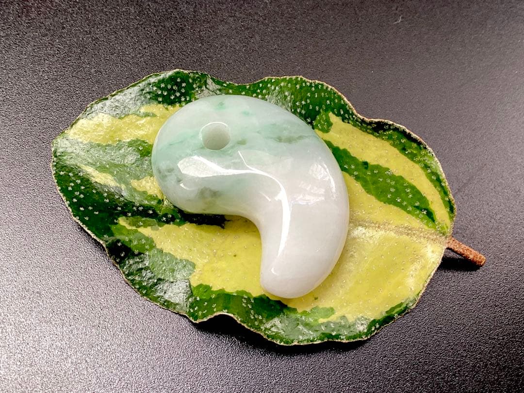 ✳摩訶不思議パワー　天然翡翠 淡いラベンダー色　糸魚川翡翠勾玉　本物を鑑別書付‼️