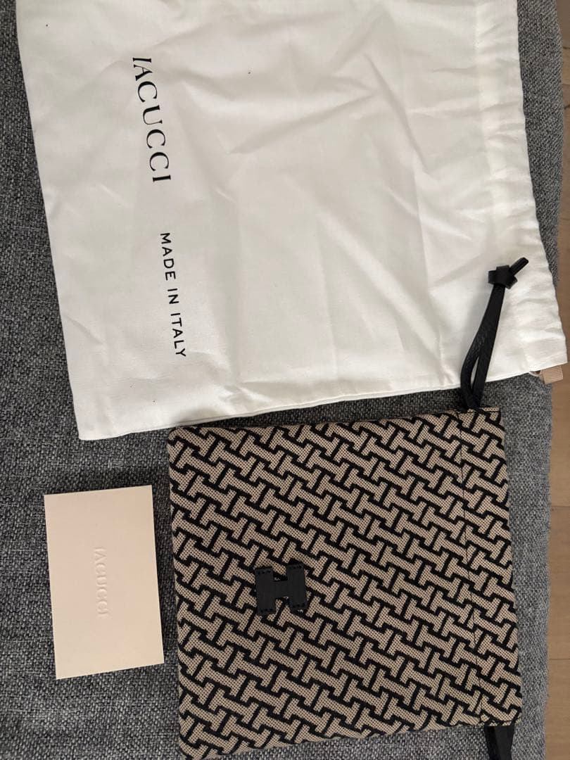 IACUCCI 巾着袋 ベージュと黒の幾何学模様