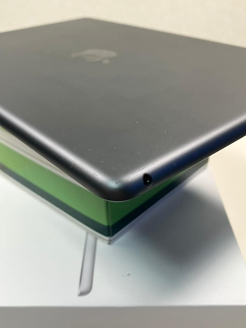 iPad 第8世代　32GB グレー　Wi-Fiモデル　カバーガラス付