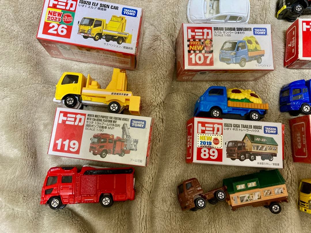トミカ　箱付き16台セット