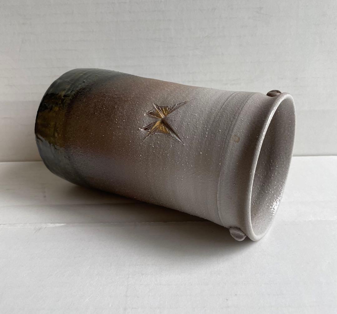 加藤釥　鮮やかな「釉彩蝶文　花入」