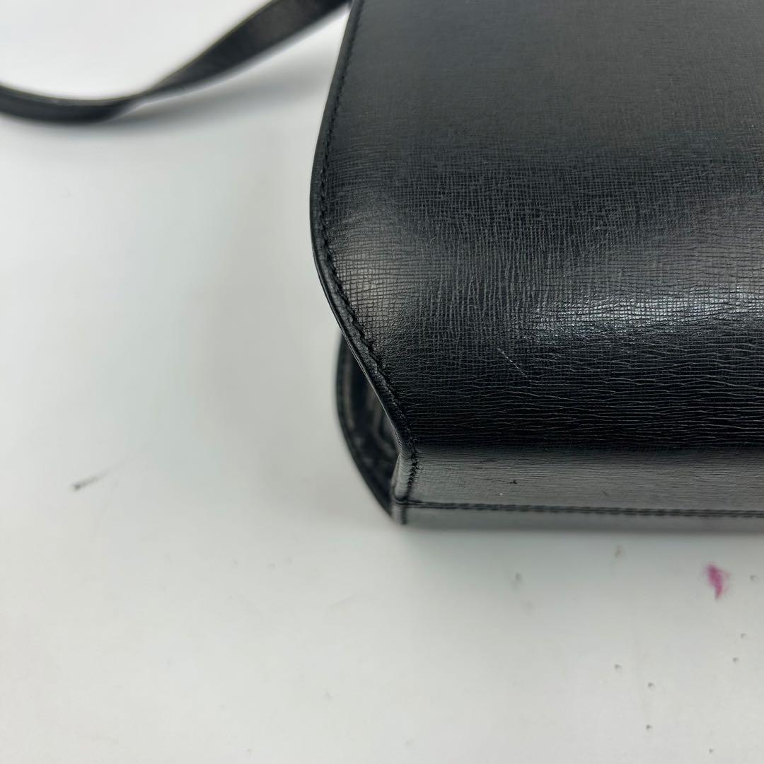 【美品】フェラガモ　ショルダーバッグ　レザー　フラップ　ターンロック　金具　黒