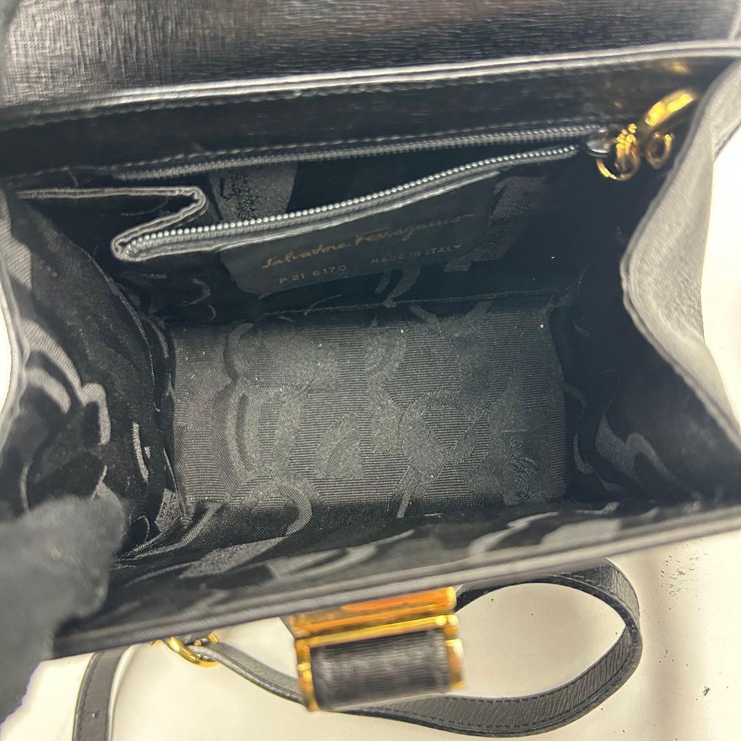 【美品】フェラガモ　ショルダーバッグ　レザー　フラップ　ターンロック　金具　黒