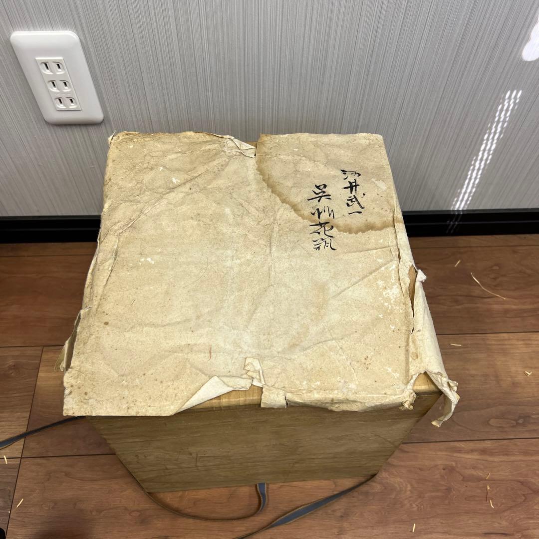 青白い花模様の陶器の壺