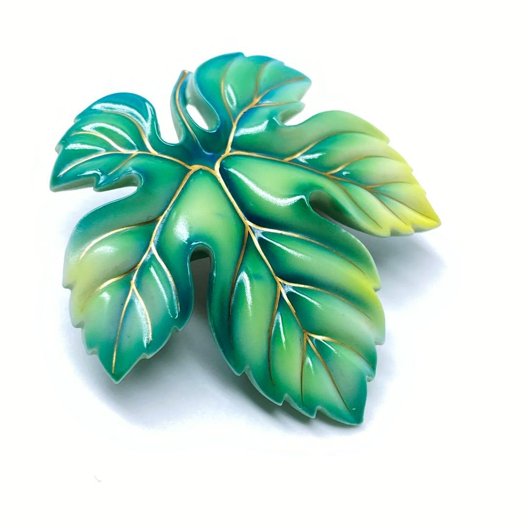 美品 俊兼 トシカネジュエリー 有田焼 葉っぱ 蔦 陶器 ブローチ