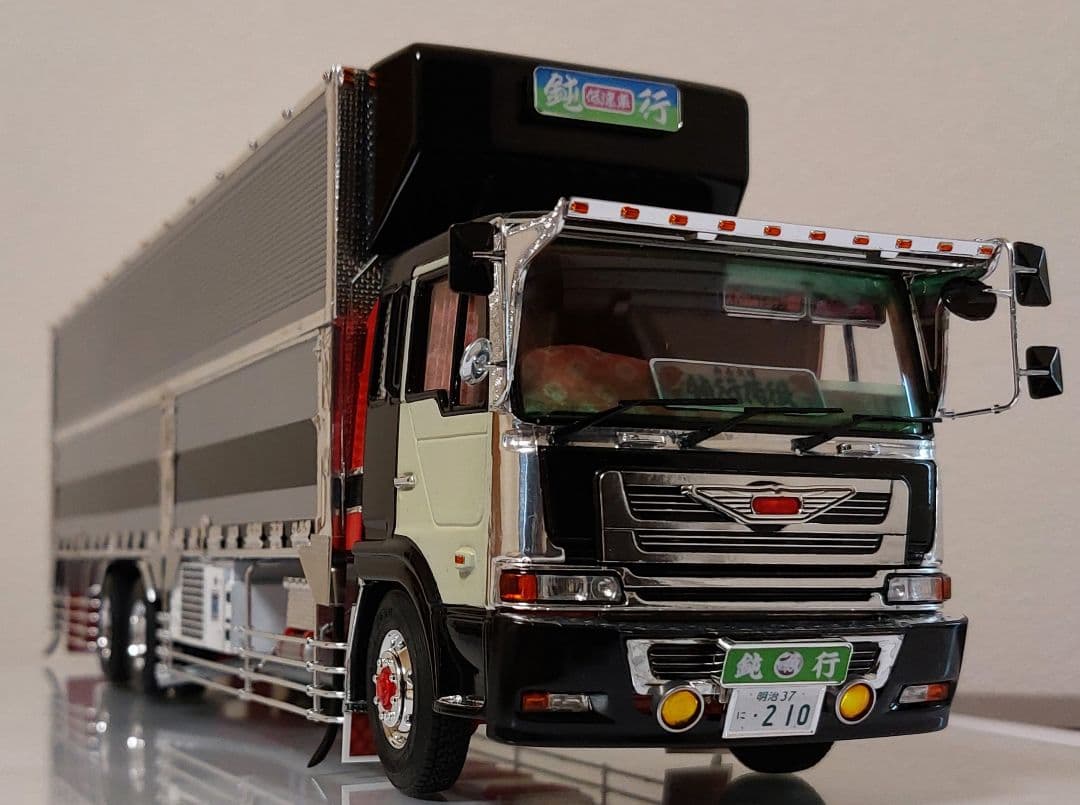 デコトラ アオシマ1/32 日野プロフィア 造りボディー キャブ2個セット完成品