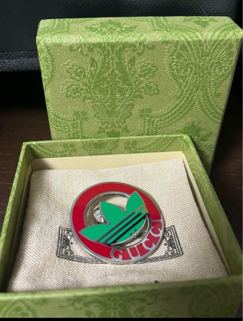 最終！新品未使用　グッチアディダス　ピンブローチ