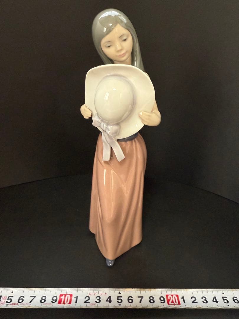 リヤドロ スペイン Bashful Girl 内気な女の子 少女 陶磁器人形