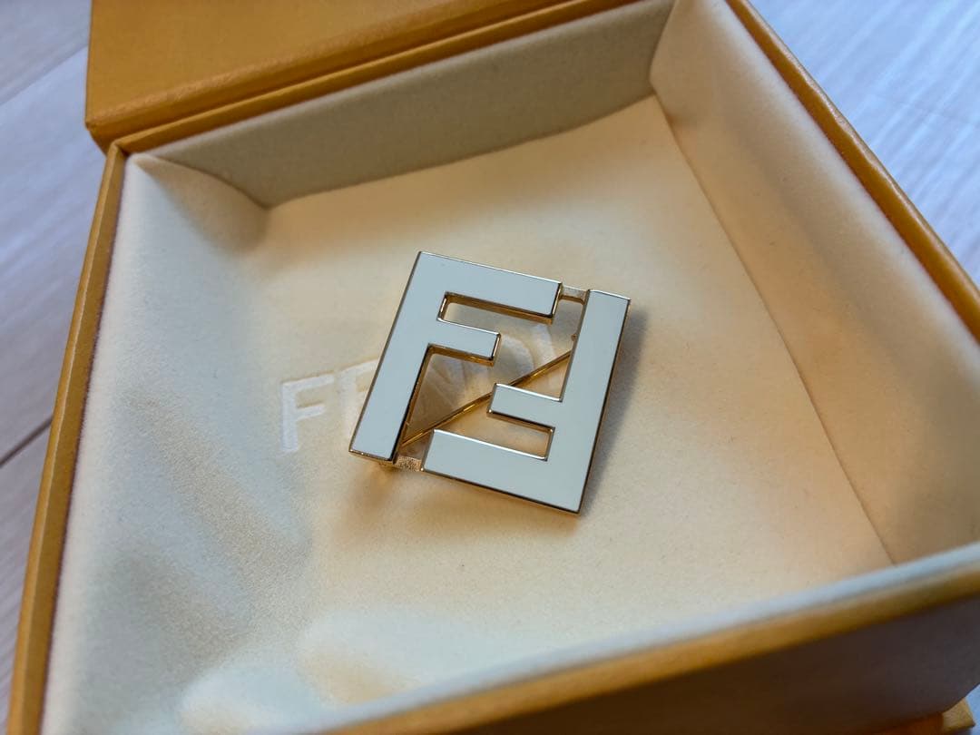 はいやー FENDI ブローチ ホワイト