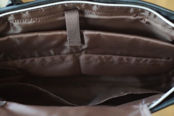 ビジネスバッグ　黒 　Ｂ４　２ＷＡＹ　軽量　ＰＣ ポケット多数　多機能　ベルト付