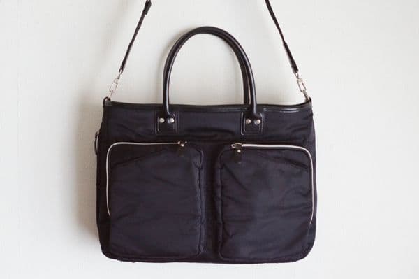 ビジネスバッグ　黒 　Ｂ４　２ＷＡＹ　軽量　ＰＣ ポケット多数　多機能　ベルト付