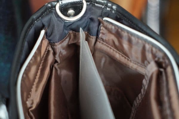 ビジネスバッグ　黒 　Ｂ４　２ＷＡＹ　軽量　ＰＣ ポケット多数　多機能　ベルト付