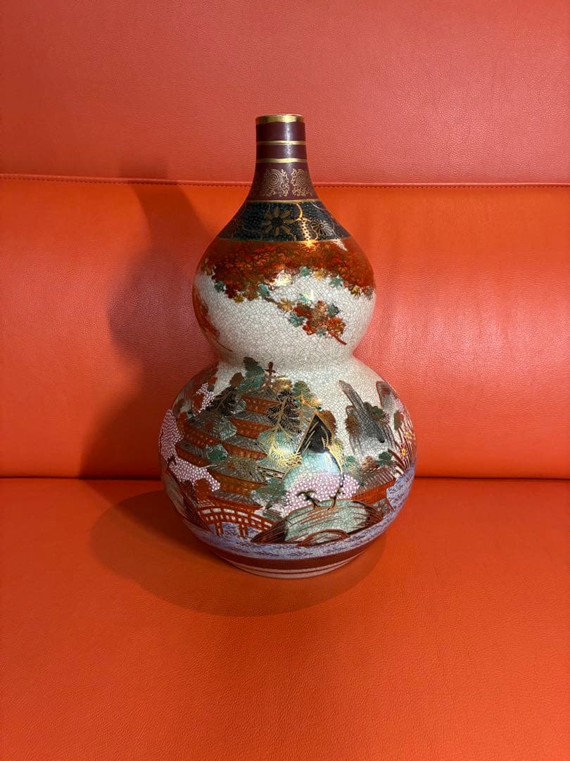 かなり魅力ある一品だと思います。 約80年前の九谷焼　壺