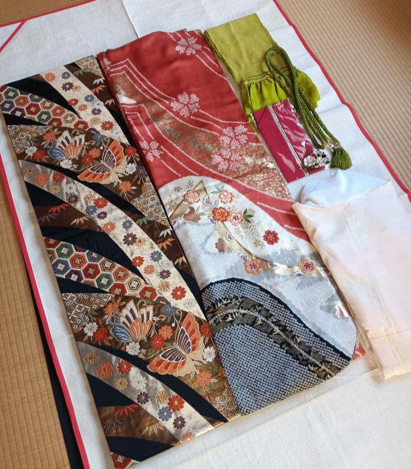 王道の古典色柄　振袖フルセット　朱赤　絞り　金彩　刺繍　美品　丈160 裄66