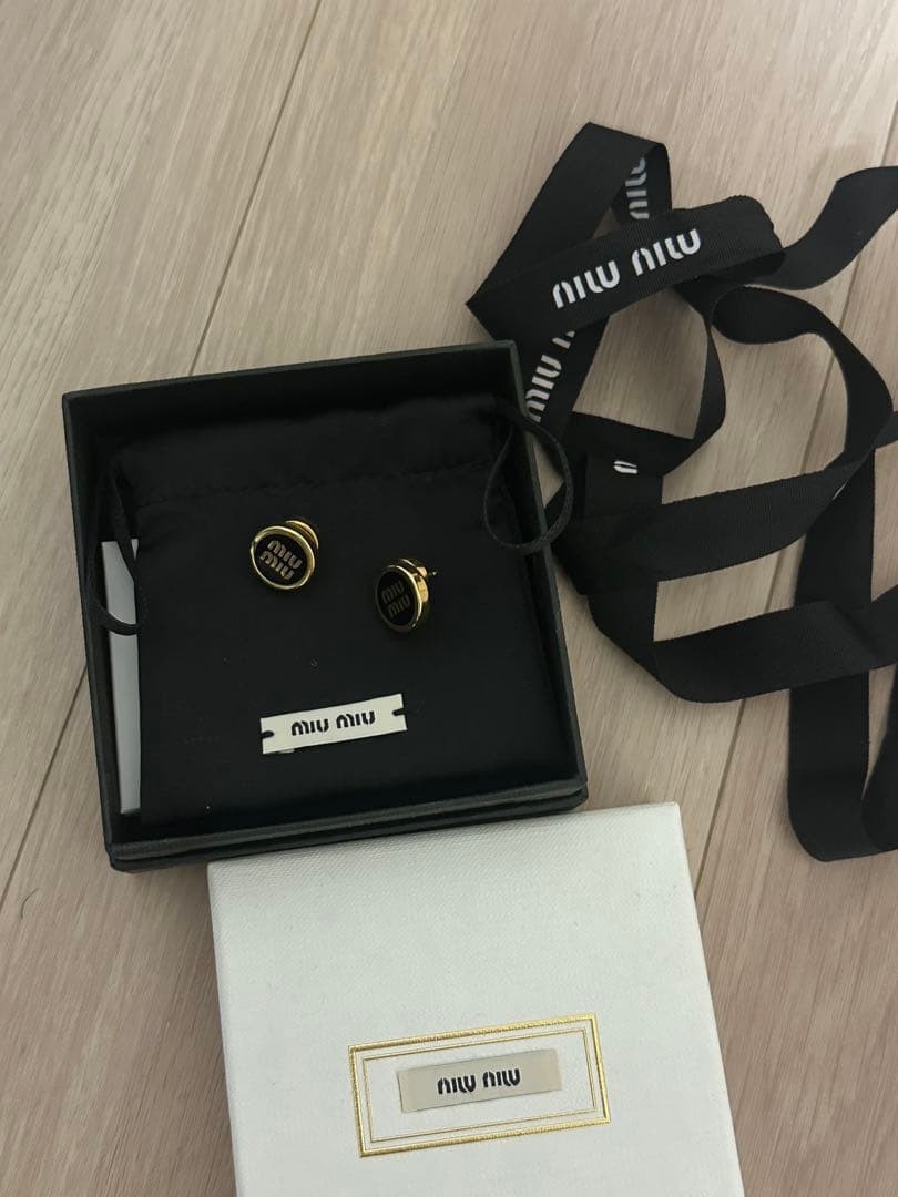 MIU MIU ミュウミュウ ピアス