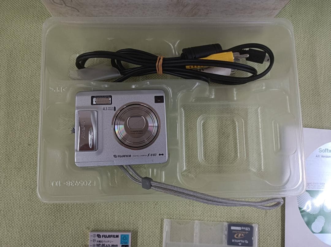 都《AEREN》Fujifilm FinePix F440　デジタルカメラ　動作