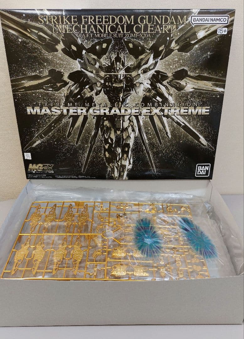 新品②　MGEX 1/100 ストライクフリーダムガンダム [メカニカルクリア]