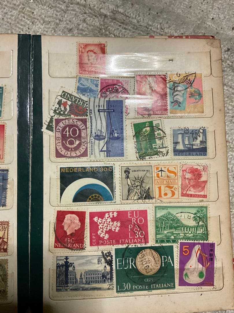 使用済み外国切手／157枚程。日本の切手も少々。【古い時代の切手ばかりです】。