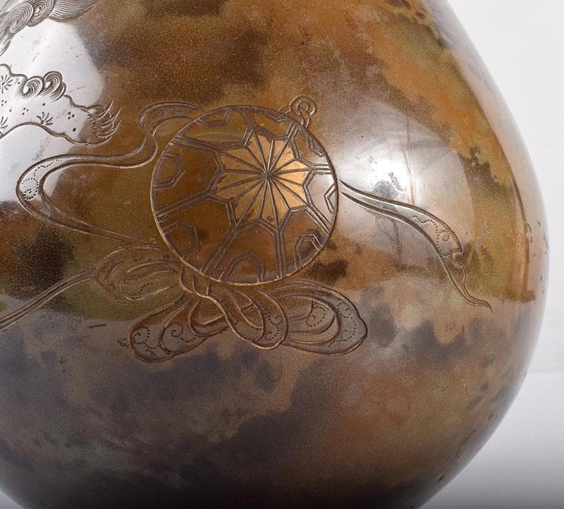 金工　省雲刻　古銅製　玉獅子雕　花瓶　M R3734