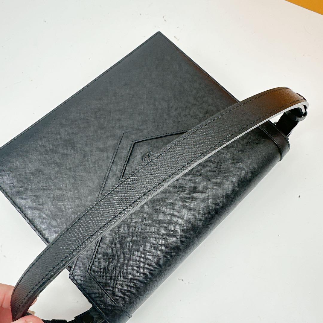 イヴサンローラン　ブラック　レザー　カサンドラロゴ　ワンショルダーバッグ　黒