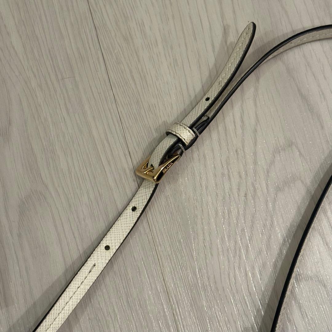 美品✨PRADA サフィアーノトライアングル iPhone14proケース