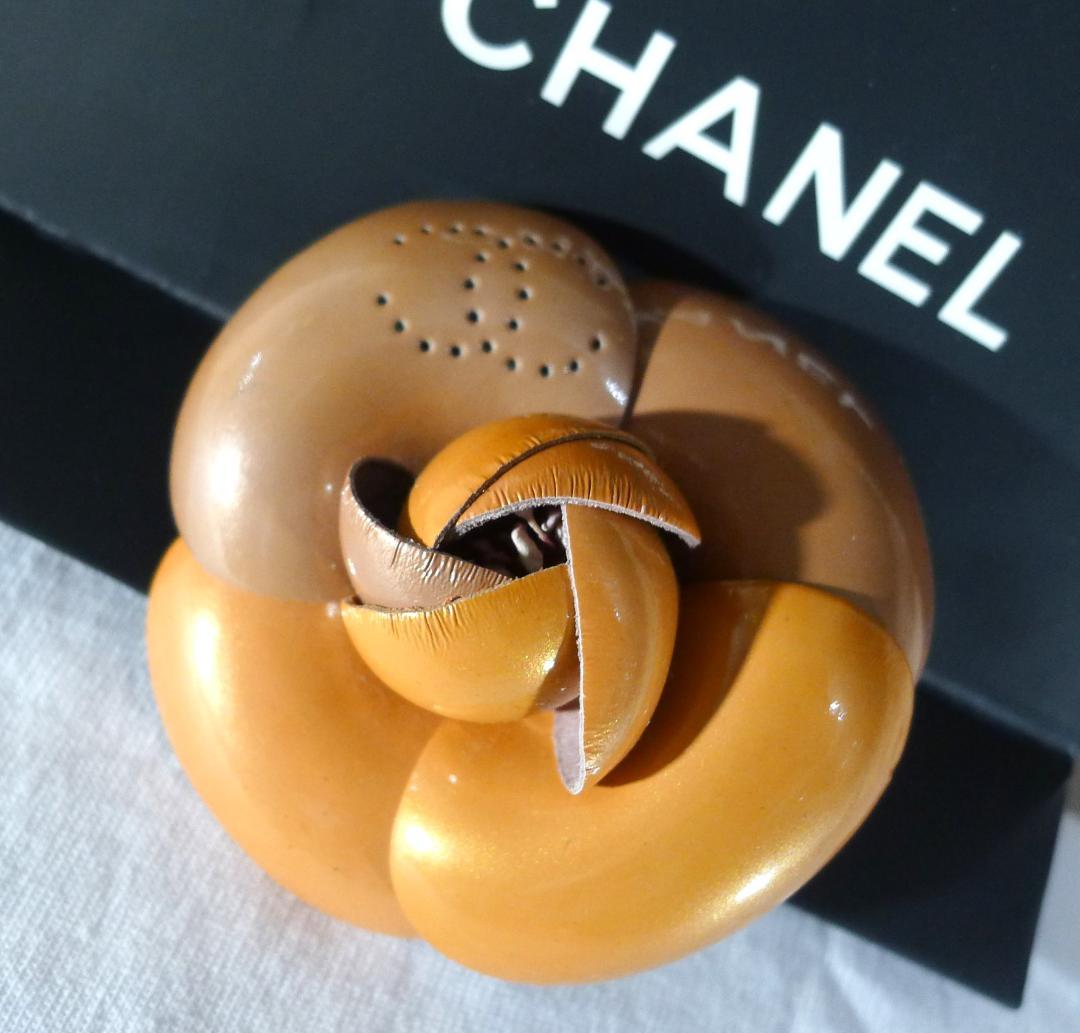 ◇【シャネル】フランス製イエロー＆ブロンズカラーカメリアレザーコサージュ(箱付）