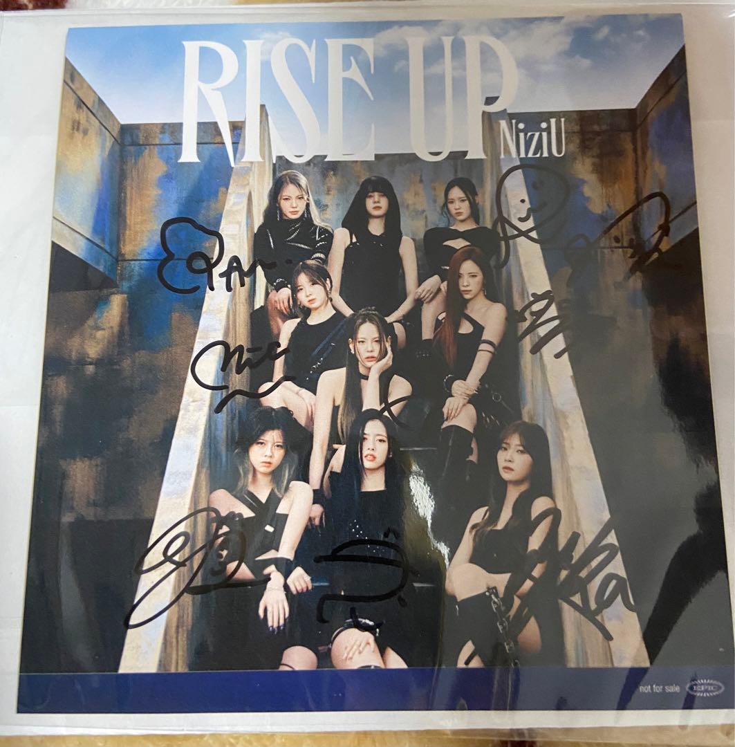 NiziUメンバー直筆サイン入り「RISE UP」ステッカー（抽選5名様）