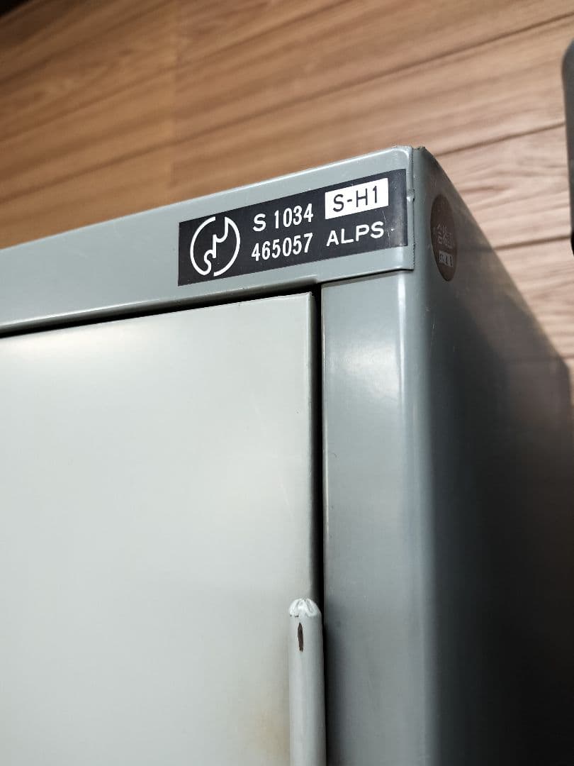 グレーの2ドアキャビネット