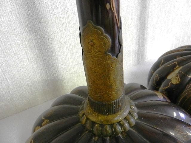 「木地黒漆塗金蒔絵菊型燭台一対」（江戸末期～明治のアンティークな工芸美術品）