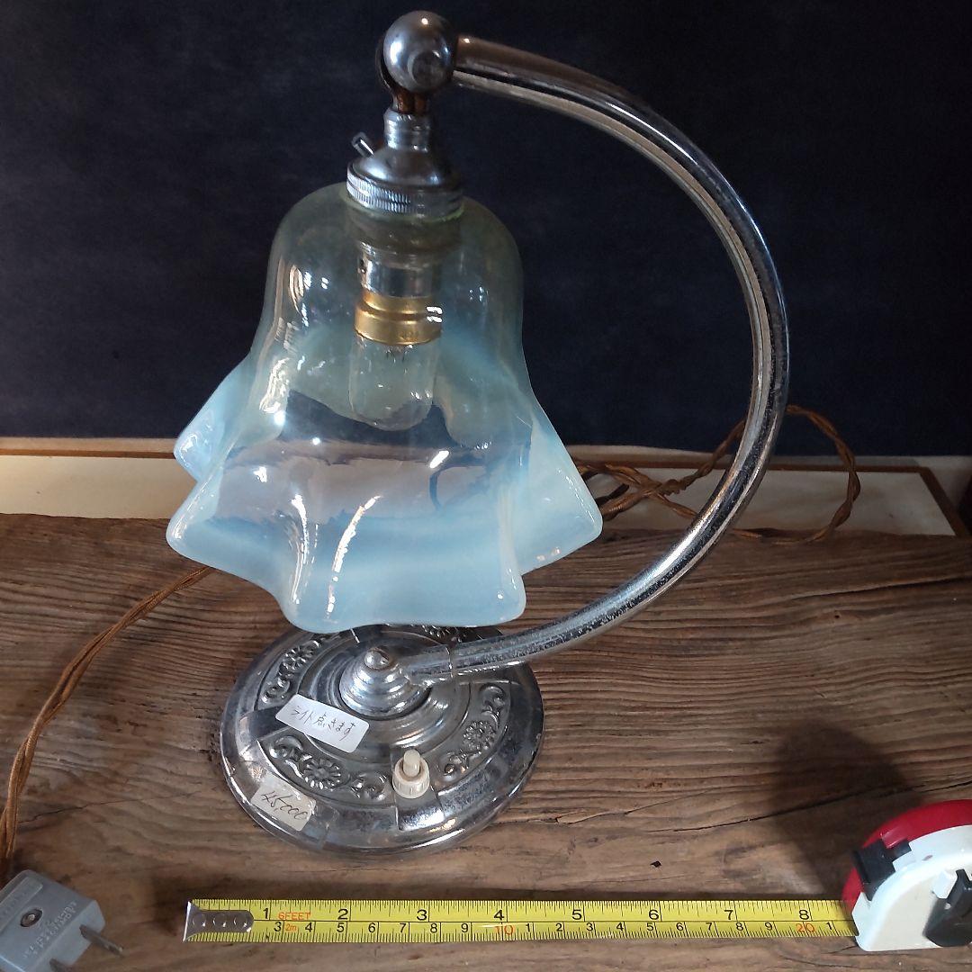 西洋アンティーク～おしゃれなガラス、フリル乳白色～スタンド