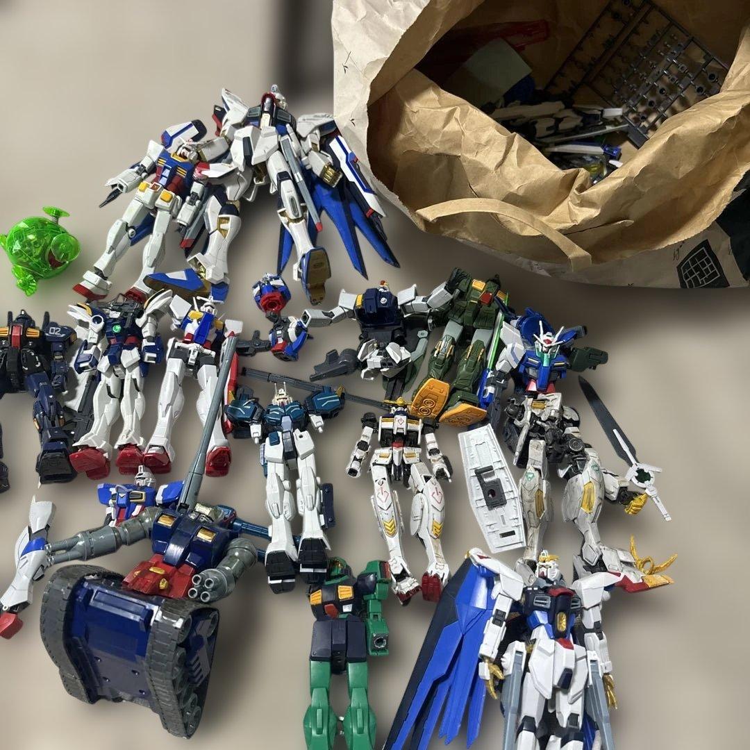 HGガンプラセットと未組立パーツ　ジャンク